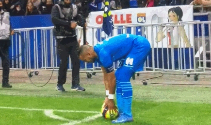 康宁汉姆生涯罚球命中率85%，但是连续2场投丢关键罚球