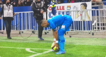 山雨欲来！英超冠军彻底爆了：2功臣炮轰+斯洛特遭兵变 队长表态（英超冠军危机四伏：两大功臣开炮，斯洛特遭更衣室逼宫，队长发声）