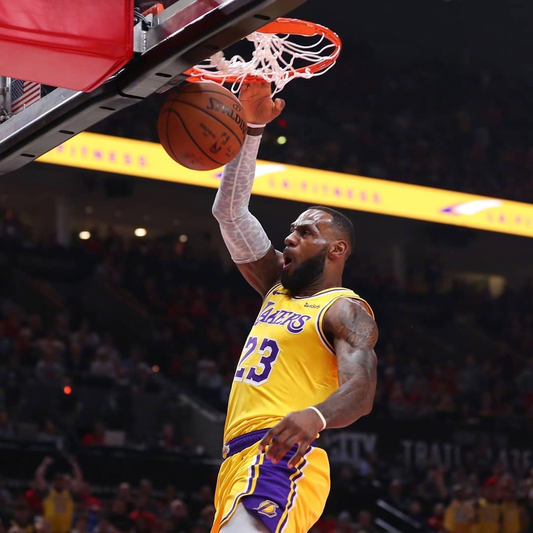 逆转！30岁锋霸独造2球，西甲豪强连进3球，欧冠翻盘（欧冠大逆袭：30岁锋霸独造两球，西甲豪门连轰三球完成翻盘）